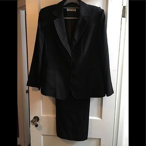 Women’s Tahari pants suit